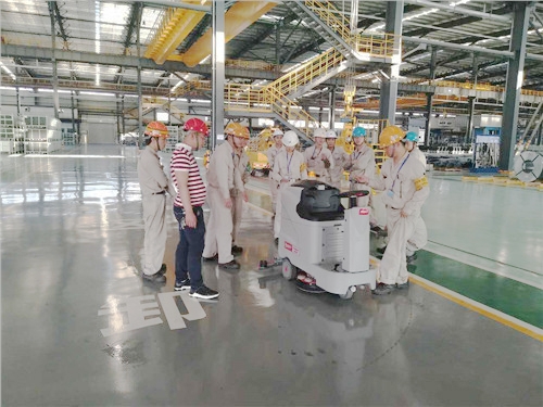 柳州寶鋼使用660B洗地車清洗工廠車間地板