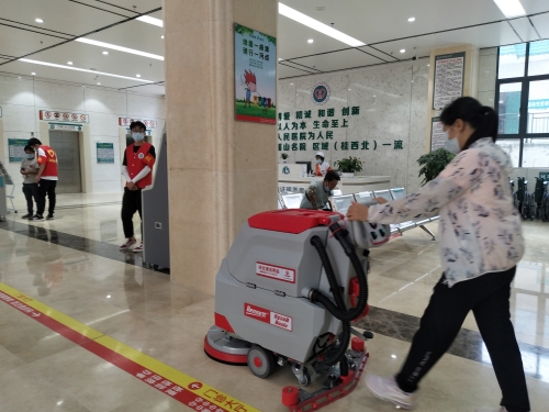 醫院大廳樓道地面用靜音型洗地機清潔